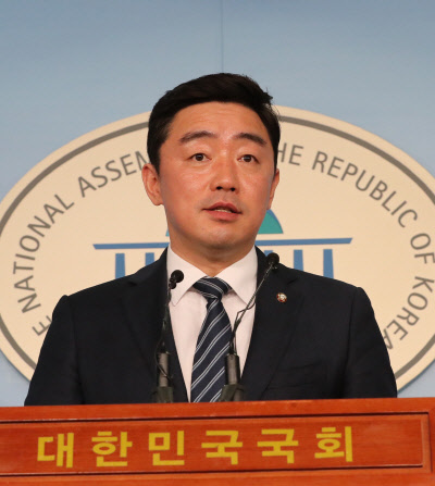 민주당 총선기획단 간사인 강훈식 의원이 26일 국회 정론관에서 기획단 회의결과 관련 브리핑을 하고 있다. 연합뉴스